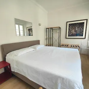 https://santandrea-charme-apartments.italymilanhotels.net